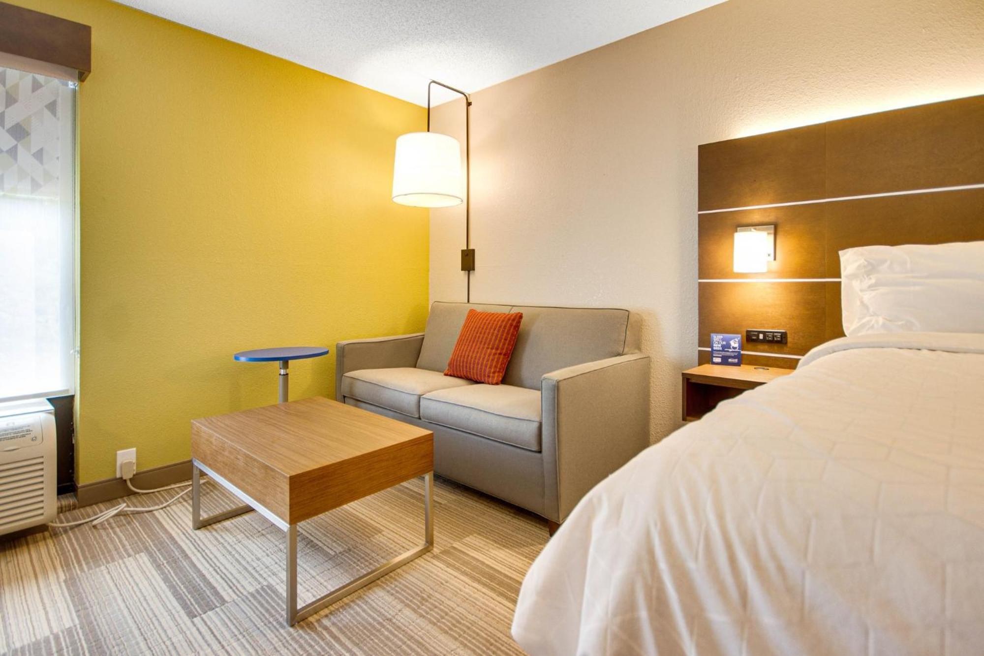 Holiday Inn Express Dublin By Ihg Exterior photo