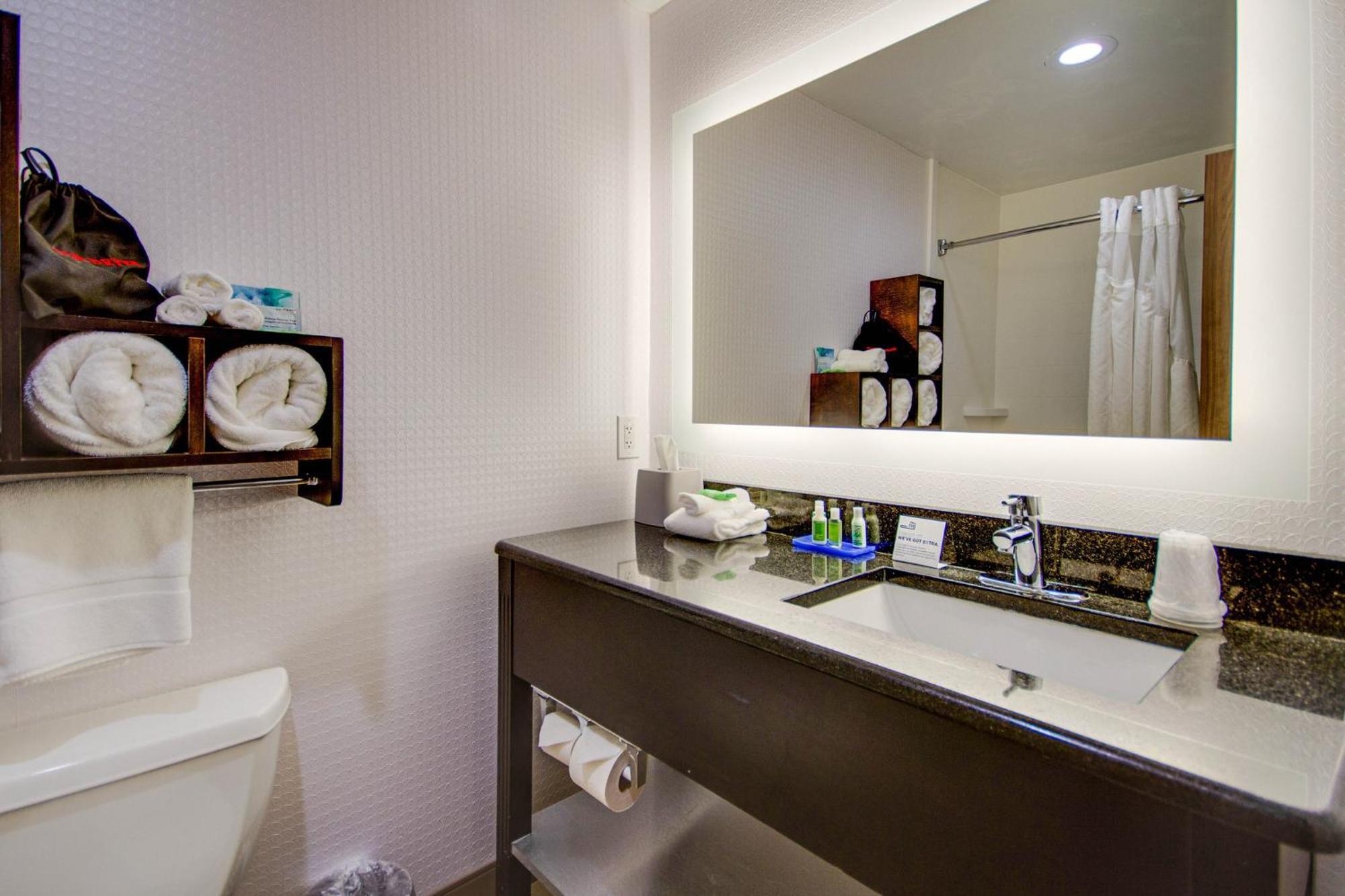 Holiday Inn Express Dublin By Ihg Exterior photo