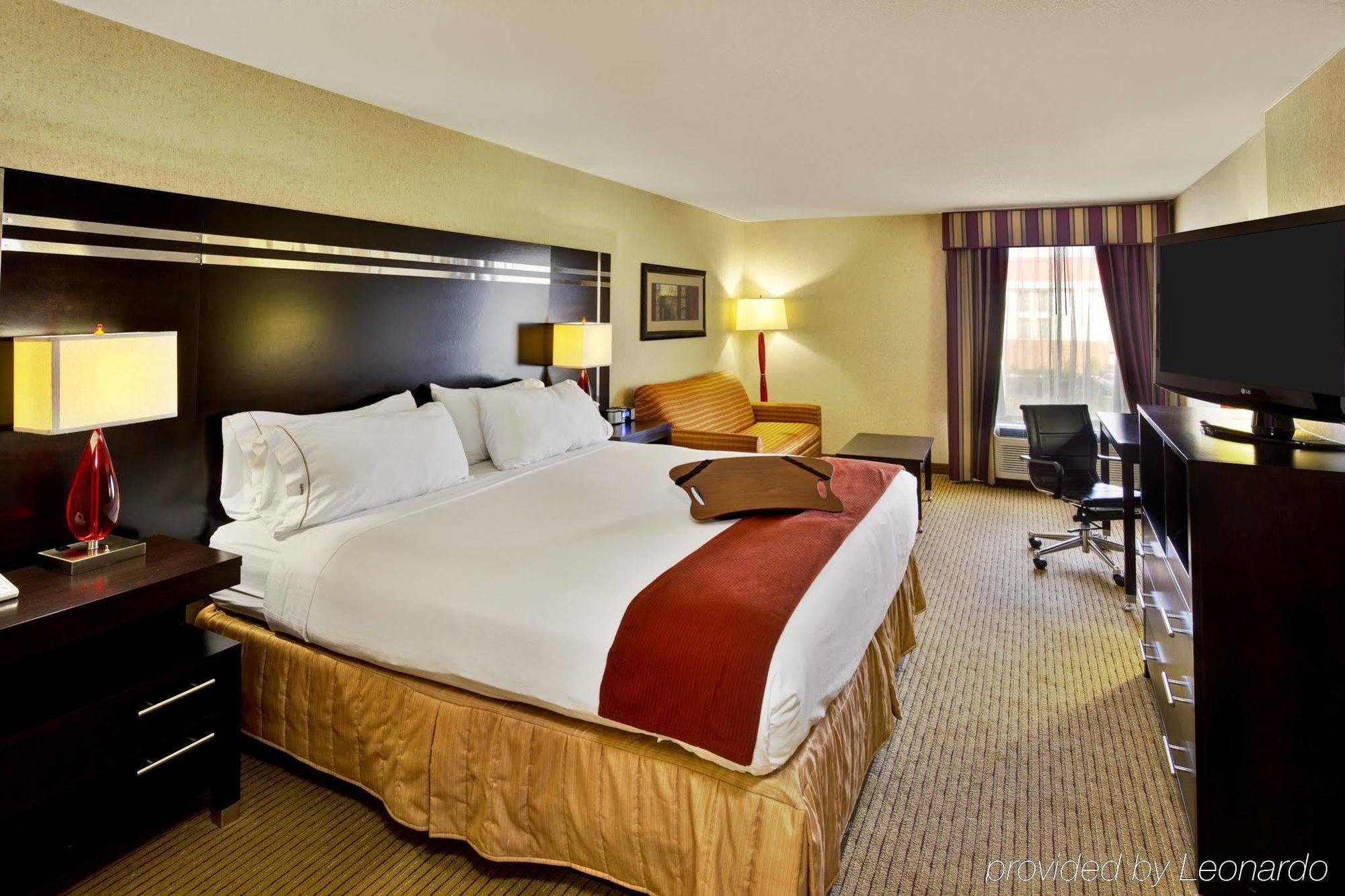 Holiday Inn Express Dublin By Ihg Exterior photo
