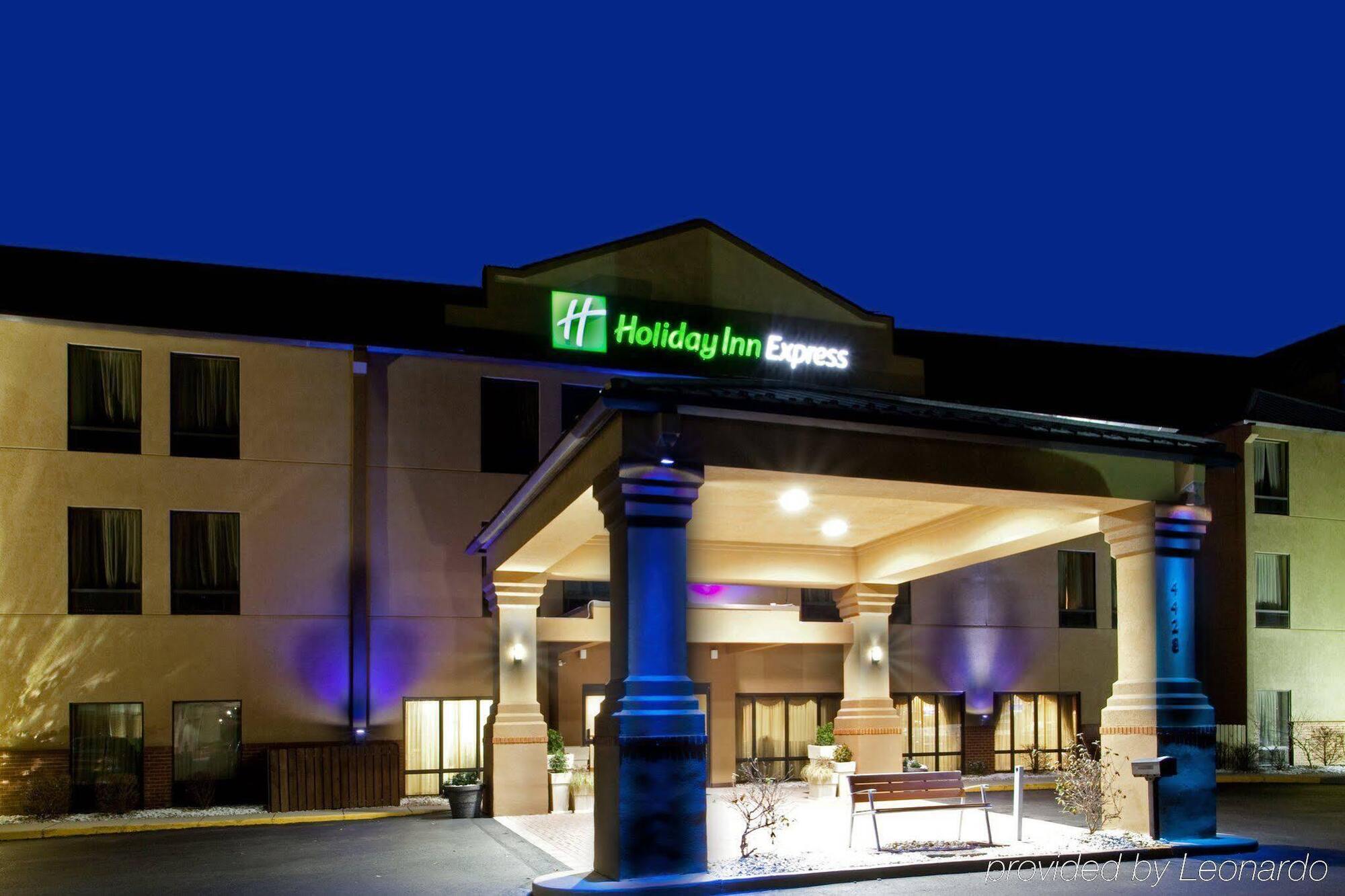 Holiday Inn Express Dublin By Ihg Exterior photo